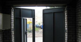 Купить гаражные ворота распашные Тихвин, цена от 3921 руб.