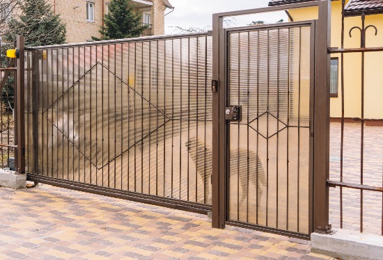 Купить ворота из профлиста с элементами ковки, с металлическими столбами в рамке или под дерево в Тихвине от 156811 руб